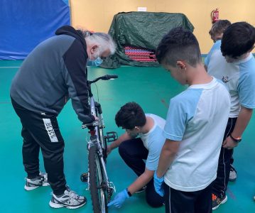 Rebicicla imparte un Taller de Mecánica Básica de Bicicletas en el CEIP Maestro Padilla