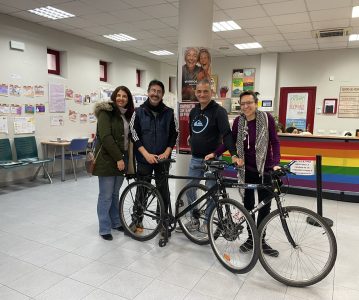 Rebicicla entregó dos bicis al EI Lourdes Hernández el 8M