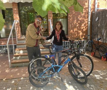 Rebicicla entrega dos bicis a la Residencia Infantil «Parla»