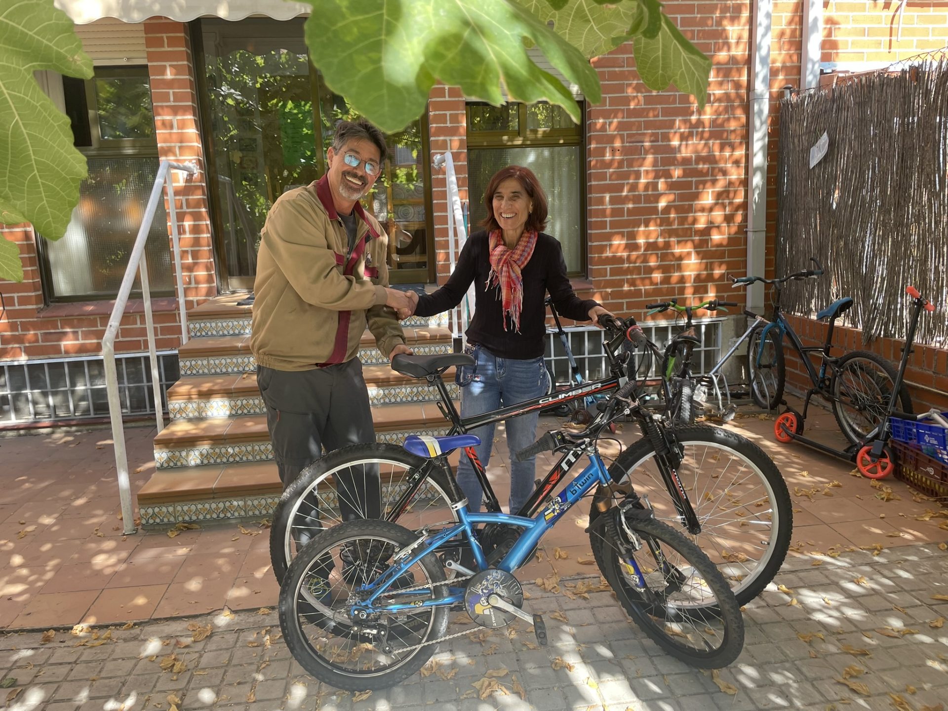 Rebicicla entrega dos bicis a la Residencia Infantil «Parla»