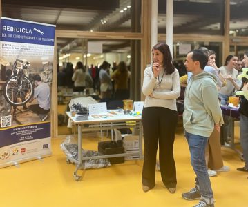 Rebicicla despide 2025 en la IX Feria Solidaria del Colegio IDEO