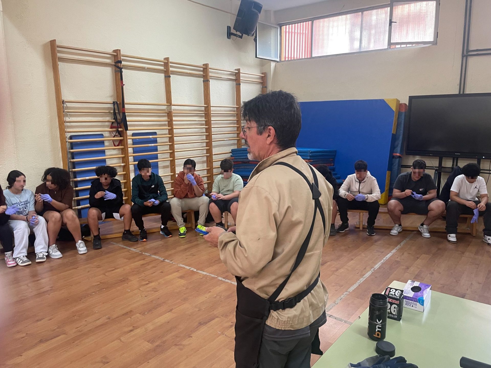 Rebicicla acerca la mecánica de bicicletas al IES Emilio Castelar un año más